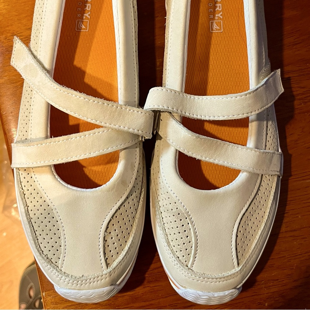 Cream color , Leather Sperry shoes size 9  unused